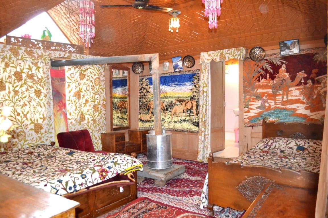 New Minar Group Of Houseboats Hotel Srīnagar Værelse billede